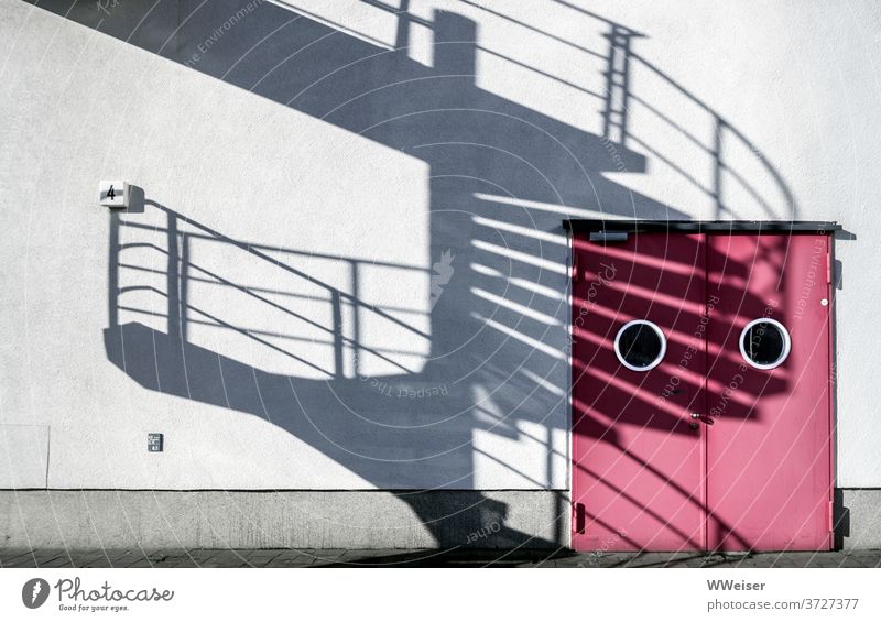 Die rosa Tür wundert sich über den aufdringlichen Schatten Fenster Treppe Wendeltreppe Sonnenlicht Industrie Fassade Eingang Forschung rund lustig hartes Licht