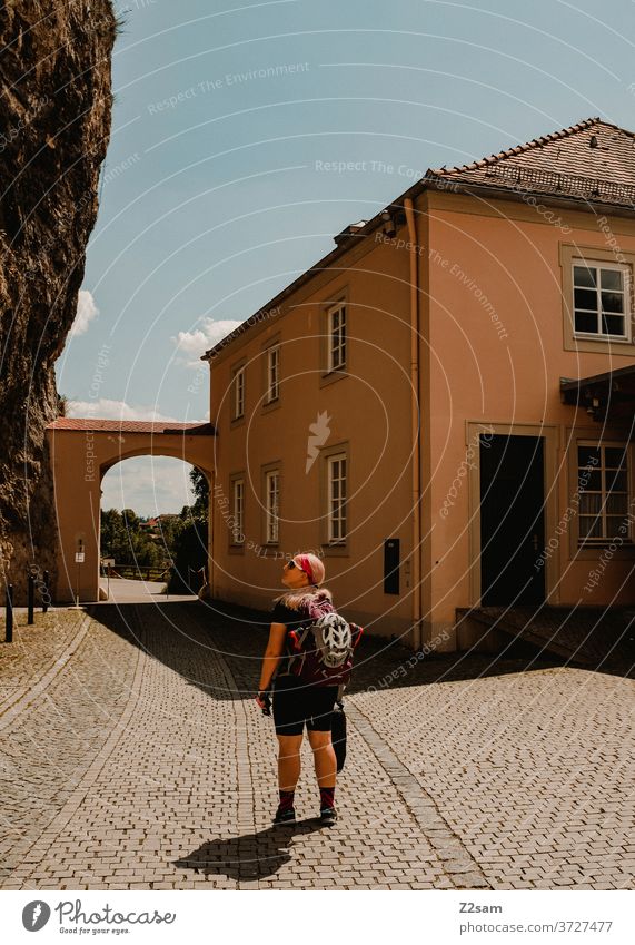 Junge Radfahrerin radfahren mtb junge frau blond hübsch helm Rucksacktourismus rucksack radtour bayern kloster weltenburg übersetzten donau donauradweg trikot