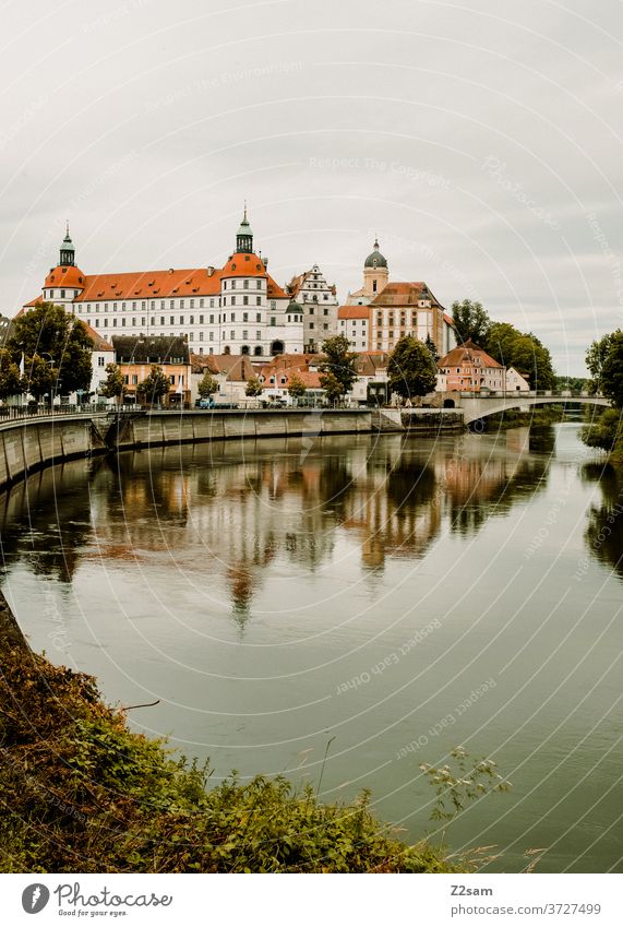 Neuburg an der Donau dorf stadt bayern wasser donau fluß donauradweg spiegelung sommer wärme himmel bewölkt kirche kloster neuburg schloß neuburg ufer