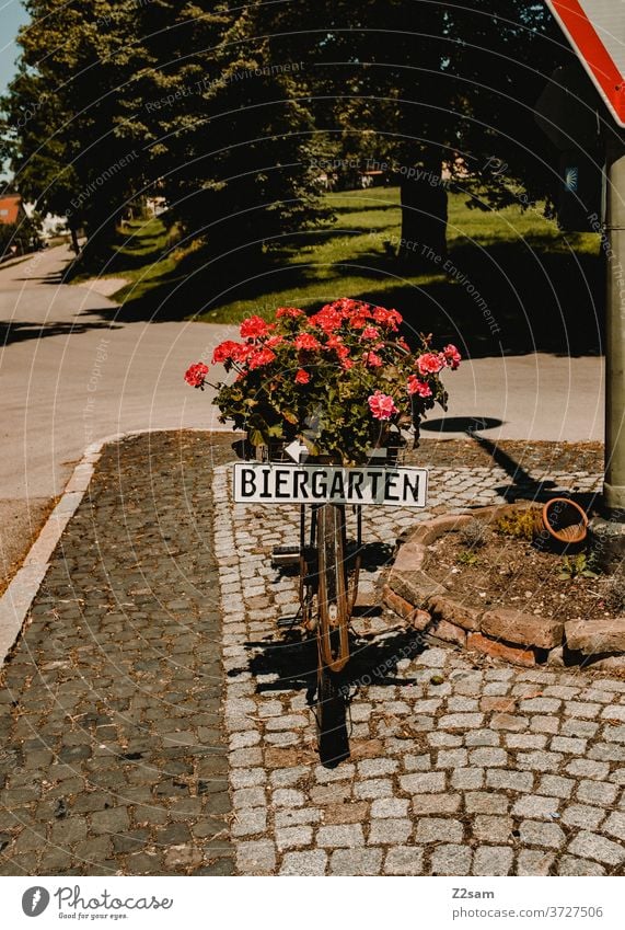 Biergarten Hinweis biergarten gastronomie sommer sonne blumen blumentopf fahrrad hinweis kundenstopper ländlich grün natur dorf verkehrsinsel schild kulinarisch