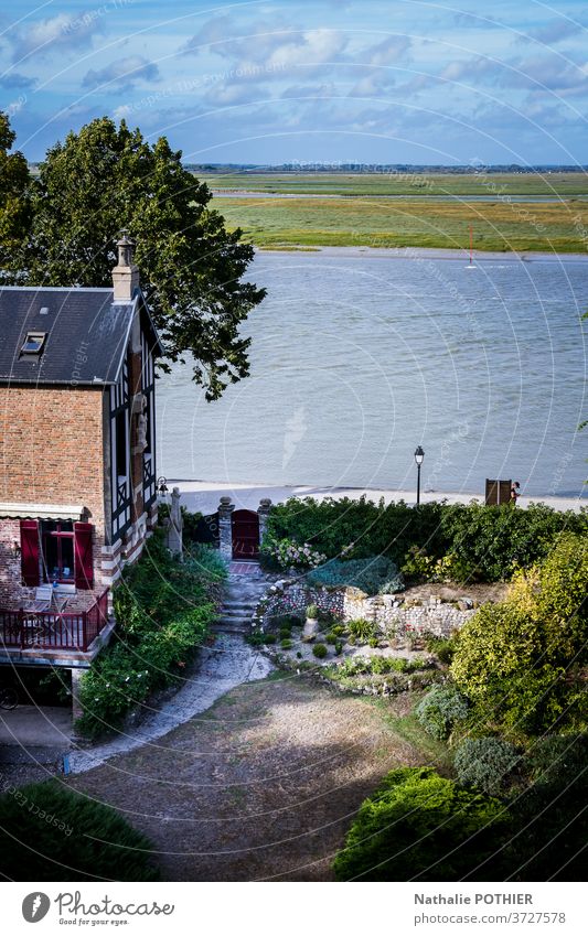 Ansicht der Baie de Somme, LeCrotoy, von den Höhen von Saint-Valery Bucht Wasser Himmel Haus Bäume Blick von oben weit Horizont Heilige Tapferkeit baie de somme