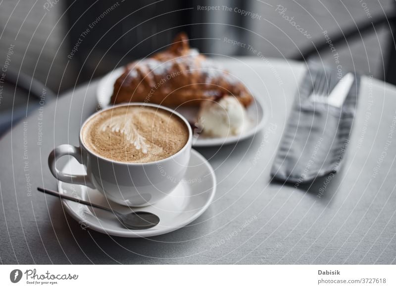 Tasse Kaffee und Croissant auf dem Tisch im Cafe Café Frühstück Kaffeepause trinken Morgen Espresso Lebensmittel Bäckerei Getränk braun Koffein frisch