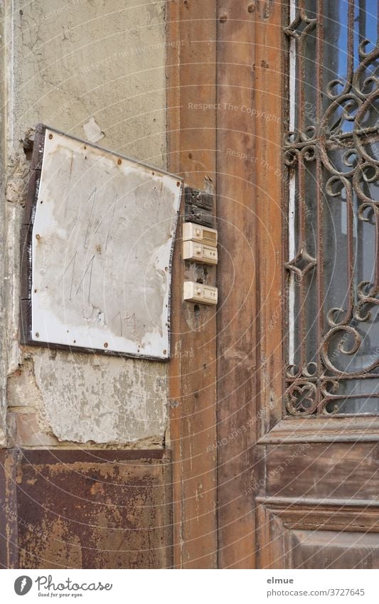 Als er seine Jugendliebe nach so vielen Jahren besuchen wollte, fand er nur noch ein verwaistes, marodes Haus vor, ihren Namen suchte er auf dem Klingelschild vergebens