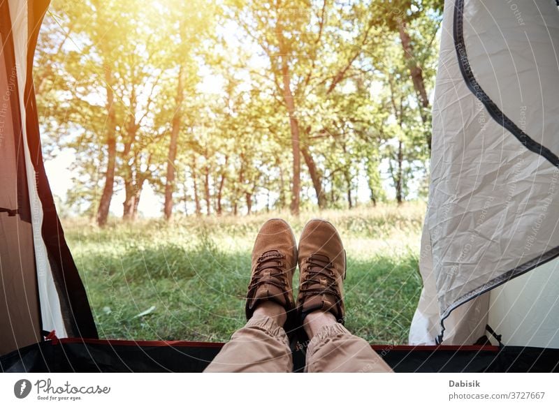 Innenansicht eines Campingzeltes im Wald am sonnigen Morgen Zelt Tourist Lager im Inneren Hintergrund Tourismus Natur wild Gras Sonne Ausflug Baum Aktivität