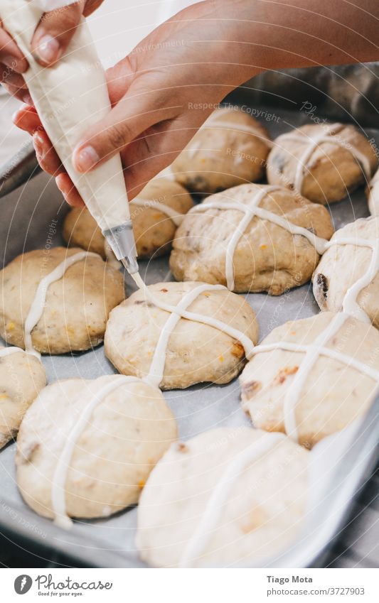 Zubereitung von heißen Cross Buns vor dem Backen warmes Querbrötchen heiße Querbrötchen süß Süße Lebensmittel heiße Brötchen Brot Foodfotografie