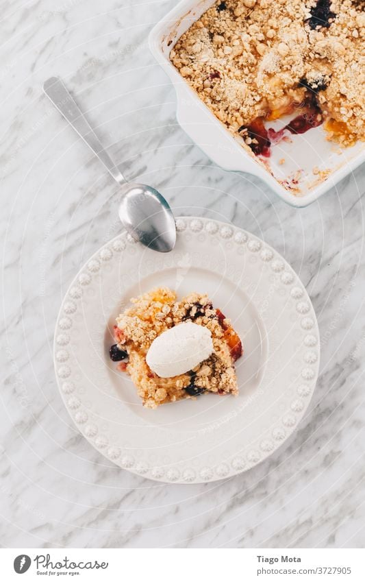 Leckere Fruchtstreusel mit Eiscremekugel Vegane Ernährung Veganer Veganismus vegane Süße Veganer-Kuchen rote Frucht rote Früchte Speiseeis Eiskugel Lebensmittel