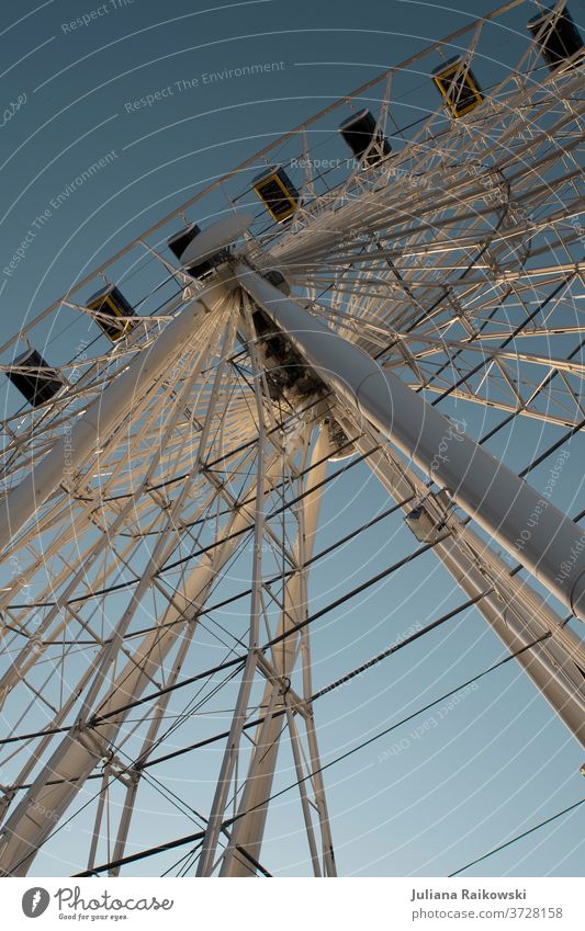 Riesenrad in München von unten Jahrmarkt Freizeit & Hobby Himmel hoch Freude drehen rund Außenaufnahme blau Farbfoto Fahrgeschäfte Karussell Tag Vergnügungspark