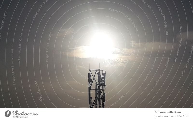 Fernmeldeturm mit Sonnenaufgangsmomenten mit Wolkenhintergrund. Kopieren von Weltraum-Natur- und Technologiekonzepten. Antenne Hintergrund schön Landschaft