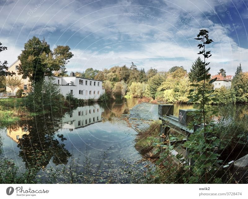 Wehr Flußwehr Bauwerk fließen Farbfoto Menschenleer Außenaufnahme Textfreiraum oben Sonnenlicht Totale Panorama (Aussicht) mehrfarbig Schleuse Frieden