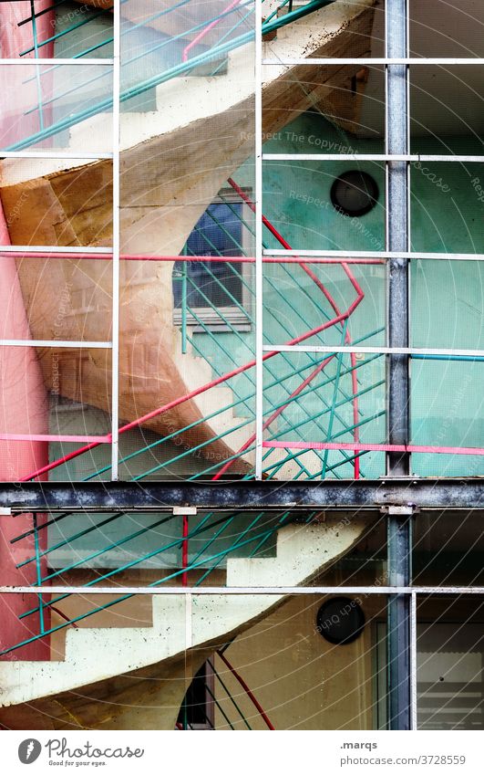 Treppe Treppenhaus Treppengeländer Architektur Gebäude aufsteigen Farbe türkis rosa rot Bauwerk