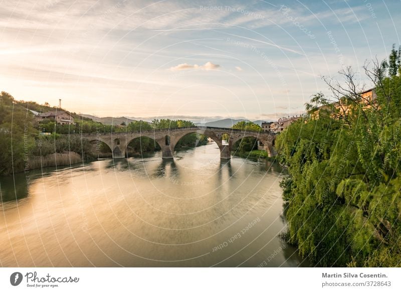 Brücke Puente la Reina (Brücke der Königin) über den Fluss Arga. Navarra, Spanien antik Architektur arga Gebäude Camino compostela Europa gares historisch