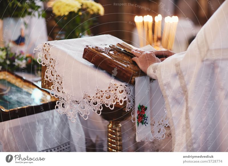 Bibel auf dem Altartisch. Glaube und Religionskonzept. Predigender Hintergrund. Inneres der Kirche. Konzept des Tisches des Herrn. Konzept der heiligen Feiertage und Weihnachten. Tradition des Christentums.