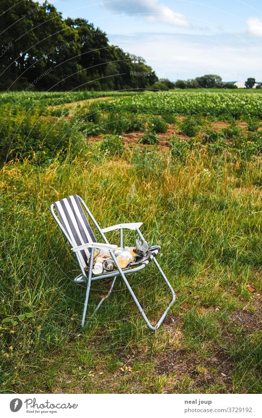 Partymüll auf Campingstuhl Müll achtlos Natur Umweltverschmutzung rücksichtslos Außenaufnahme Vergänglichkeit dreckig Kunststoff trashig Menschenleer