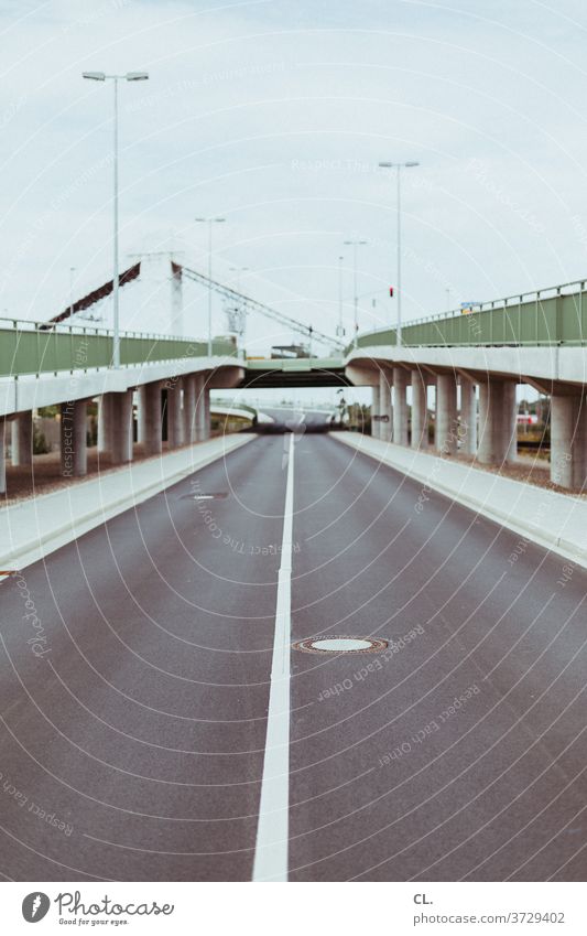 neue straße Straße Brücke Perspektive Ziel Wege & Pfade Verkehrswege Stadt Straßenlaterne Linie Gully Geländer gehweg Straßenverkehr Menschenleer Asphalt trist