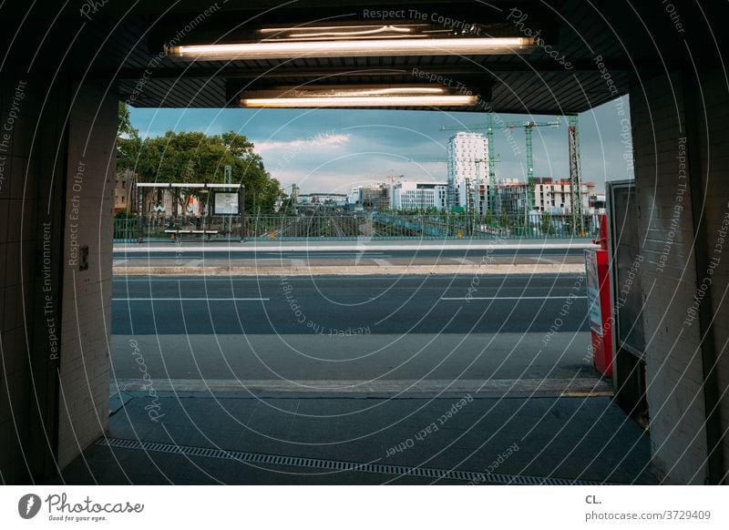 ausgang derendorf s-bahnhof, düsseldorf Ausgang Bahnhof S-Bahnhof Tunnel Tunnelblick Straße Stadt Düsseldorf Derendorf Hochhaus dunkel Beleuchtung Station