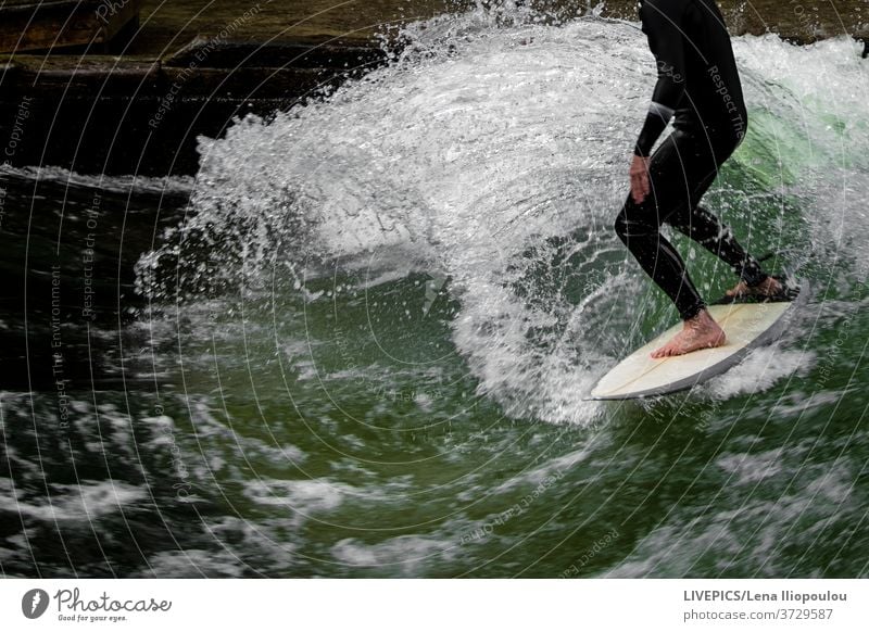 Surfen auf dem wilden Wasser des Flusses Aktivität Textfreiraum Tag Tageslicht Freizeit unter freiem Himmel Sport Surfbrett Surfer Wellenreiter nass Abenteuer