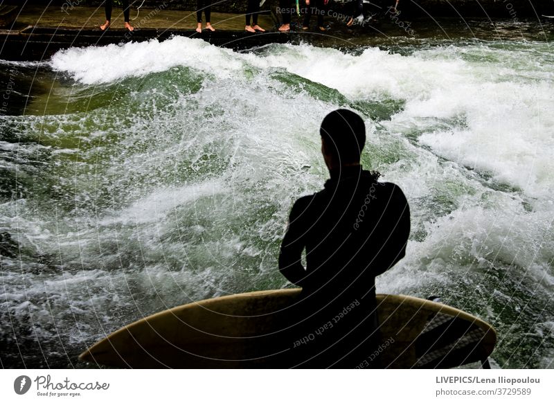 Surfen auf dem wilden Wasser des Flusses Aktivität Textfreiraum Tag Tageslicht Freizeit unter freiem Himmel Sport Surfbrett Surfer Wellenreiter nass Abenteuer