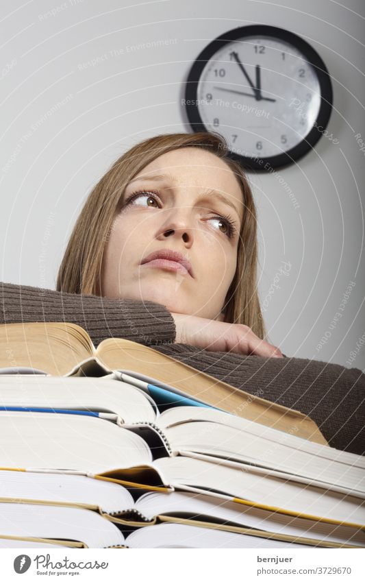 Studentin mit Büchern und Uhr Schülerin Buch Mädchen Bildung Stress Alarm Schreibtisch Prüfung müde Arbeit Tisch Schule Müdigkeit Kaukasisch jung Frau Studium