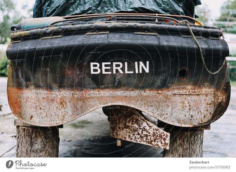 Heck eines alten Motorboots an Land aus Berlin Boot Rost verrostet Lager Bootslager Bock aufgebockt Schiff Schiffsfriedhof Ruder ausgedient Schifffahrt