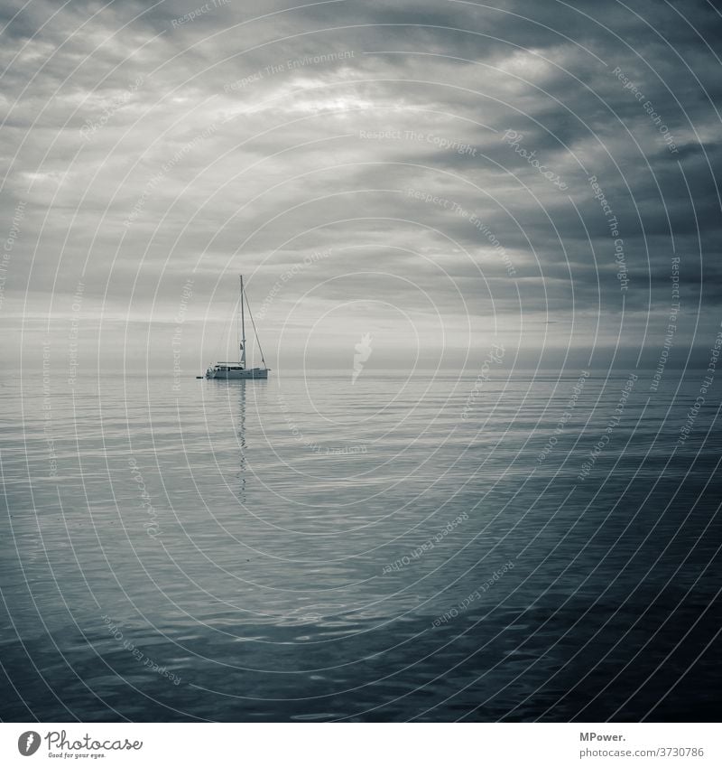 segelboot vor der küste Segelboot Segeln Meer ostsee ankern Schwazweißfoto wellen Wasser Ostsee Ferien & Urlaub & Reisen Schifffahrt Segelschiff wolken Horizont