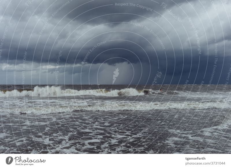 Gewitter über der Nordsee Gewitterwolken Wellen Küste Wasser Wolken Meer Außenaufnahme Unwetter Himmel schlechtes Wetter Sturm Farbfoto Wind Strand Natur