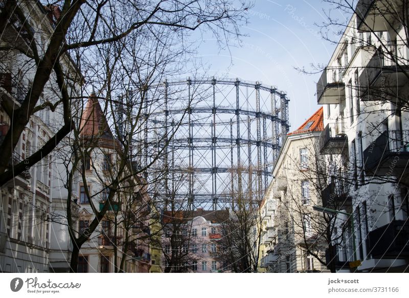 Gasometer in Schöneberg Architektur Wahrzeichen historisch Fassade Häuserzeile Wohngebiet Wolkenloser Himmel kahle Bäume Teleskopgasbehälter Denkmalschutz