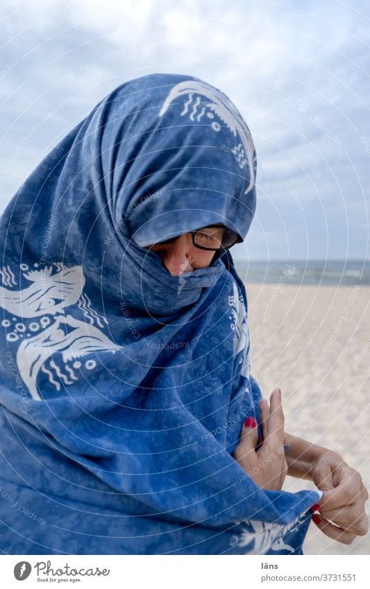 Verhüllung Frau Schutz Mensch Strukturen & Formen Strand Traurigkeit Einsamkeit feminin Bekleidung gefährlich 1 Erwachsene Trauer Farbfoto