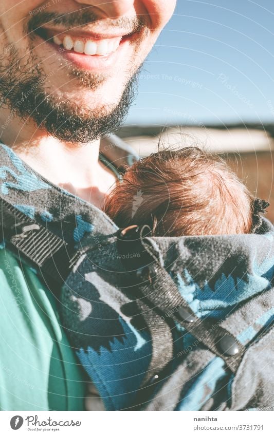 Alleinerziehender männlicher Elternteil, der sein Baby mit einem Rucksack trägt Papa führen neugeboren tragen Vorderseite Känguruh Single alleinerziehend