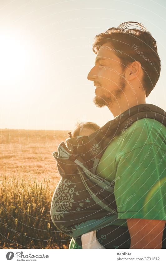 Alleinerziehender männlicher Elternteil, der sein Baby mit einem Rucksack trägt Papa führen neugeboren tragen Vorderseite Känguruh Single alleinerziehend