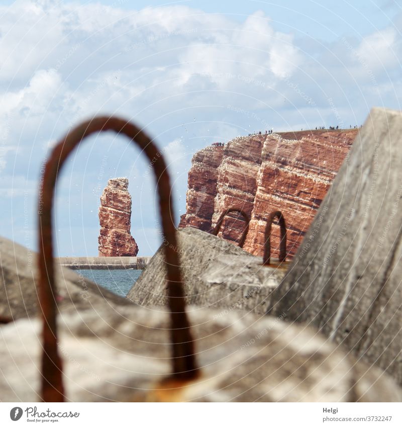 Lange Anna - Blick durch die Metallöse einer Tetrapode auf den roten Felsen von Helgoland roter Felsen Tetrapoden Beton Durchblick Landschaft Natur Umwelt