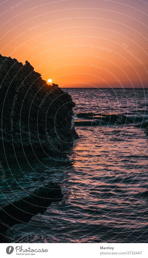 Wunderschöner Sonnenuntergang am Strand, Cádiz. Meer MEER Abenddämmerung reisen Landschaft Natur Himmel im Freien Sommer blau Küste Textfreiraum dunkel leer