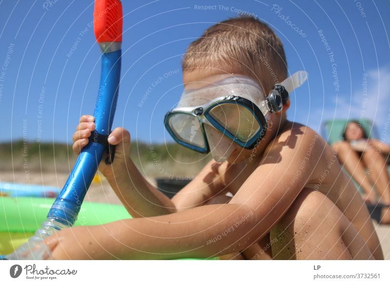 kleiner Junge mit Schwimmsachen an Schwimmen & Baden Schwimmbad Schwimmsport Badebekleidung Schwimmbrille Schwimmsportler Schwimmer Freizeit & Hobby Sport