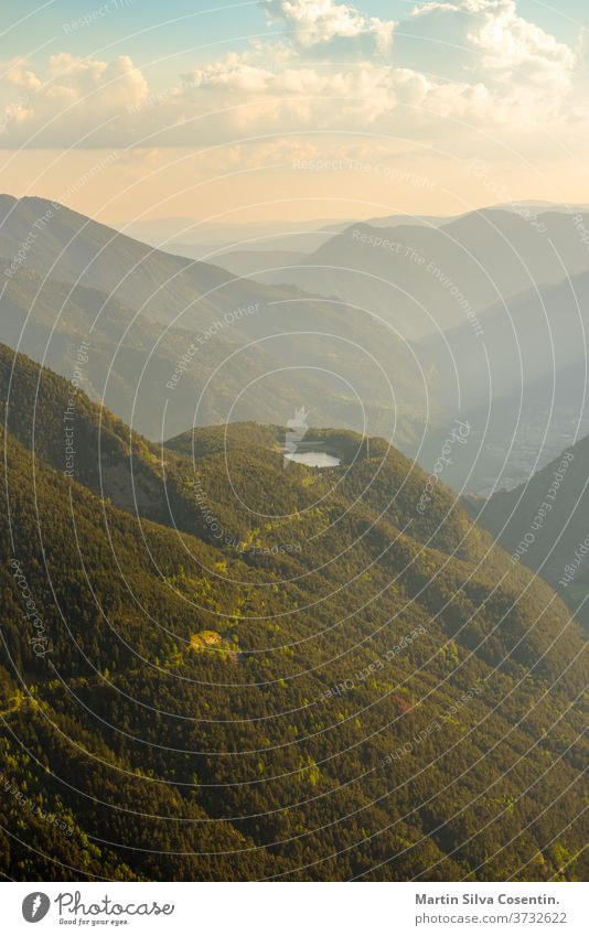 Blick vom Cap de Rep in Richtung Engolasters, man sieht auch die Stadt Encamp und Andorra La Vella, Andorra Antenne Andorra la Vella andorranisch Architektur