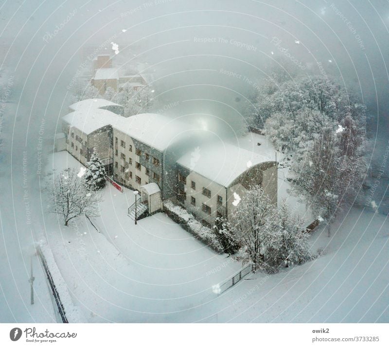 Verschwommene Aussicht Winter Schneefall Schönes Wetter Landschaft Haus Baum Frost fallen Außenaufnahme Menschenleer Textfreiraum oben Textfreiraum unten