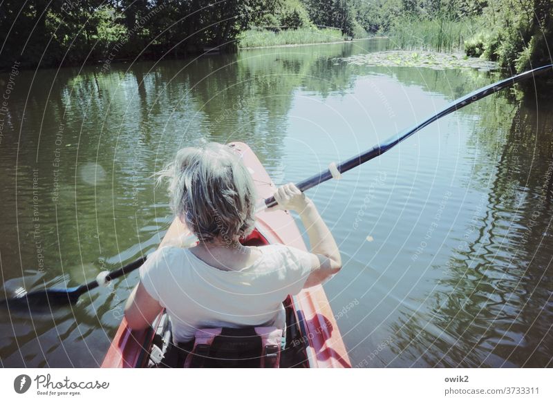 Gleitende Arbeitszeit Freizeit & Hobby Ausflug Frau Rücken Arme Hinterkopf Mensch Umwelt Natur Schönes Wetter Sommer Wasser Landschaft Kanal Paddel Erholung