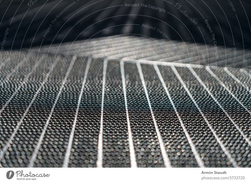 Nahaufnahme eines Metallbodengitters für Hintergründe Grillrost Raster Bars Stock Hintergrund Design Muster abstrakt grau Industrie Architektur Oberfläche