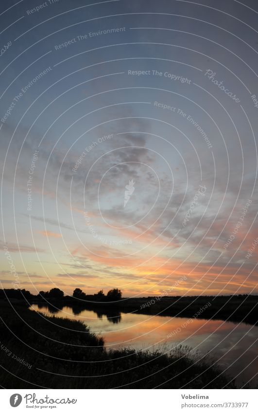 Abend an einem Bach bei Meldorf, Schleswig-Holstein abendhimmel abends abendrot abenddämmerung sonnenuntergang gewässer landschaft meldorf dithmarschen