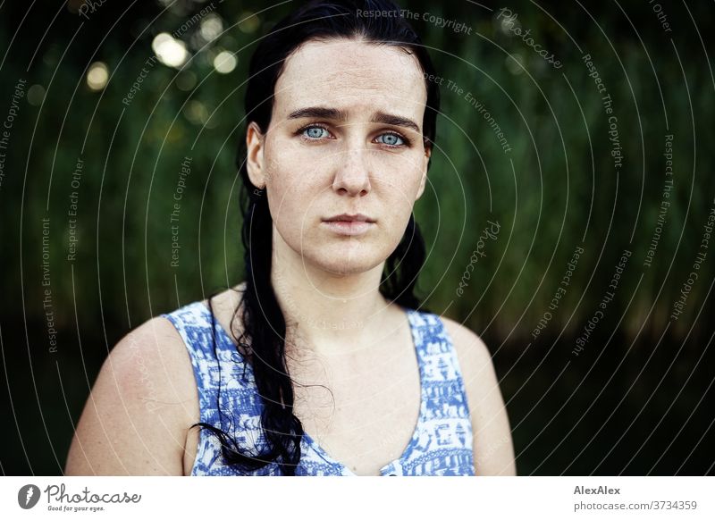 Nahes Portrait einer sommersprossigen Frau mit nassen Haaren in einem See vor Schilf schönes Wetter Stimmung selbstbewußt baden Kleid nasse haare weiblich