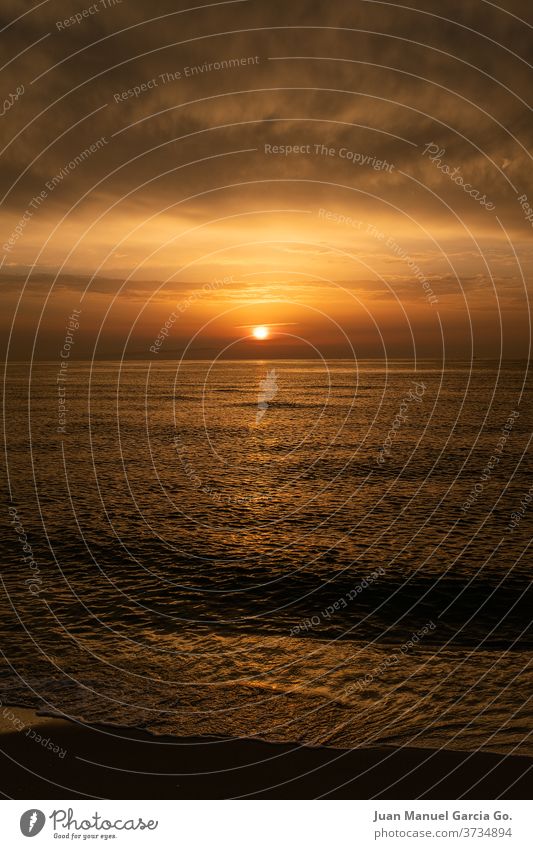 Ein atemberaubender Blick auf ein Meer bei orangefarbenem Sonnenuntergang Wasser MEER Himmel Natur Strand Cloud Licht Küste Sonnenlicht Horizont winken