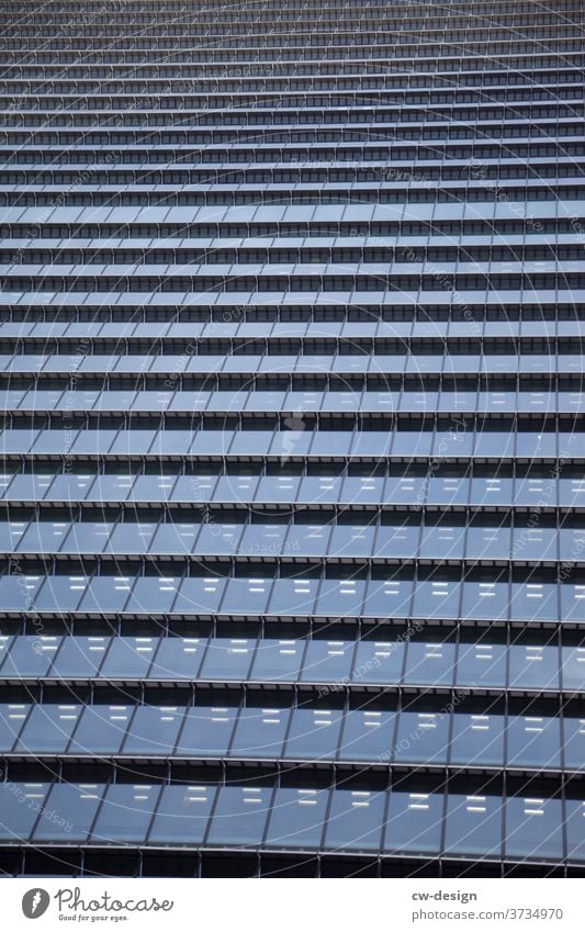 Die Schönheit im Auge des Betrachters - Japan Plattenbau Streifen trist Wohnhochhaus Tristesse Einigkeit Klotz reflektierend Fensterfront Detailaufnahme