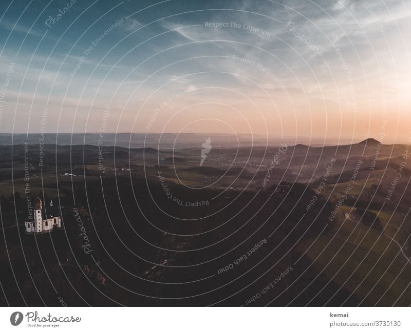 Hügel und Kirche Himmel Wolken Sonnenuntergang romantisch Schwäbische Alb Hohenstaufen Kaiserberge Baden-Württemberg Idylle ländlich Kapelle oben