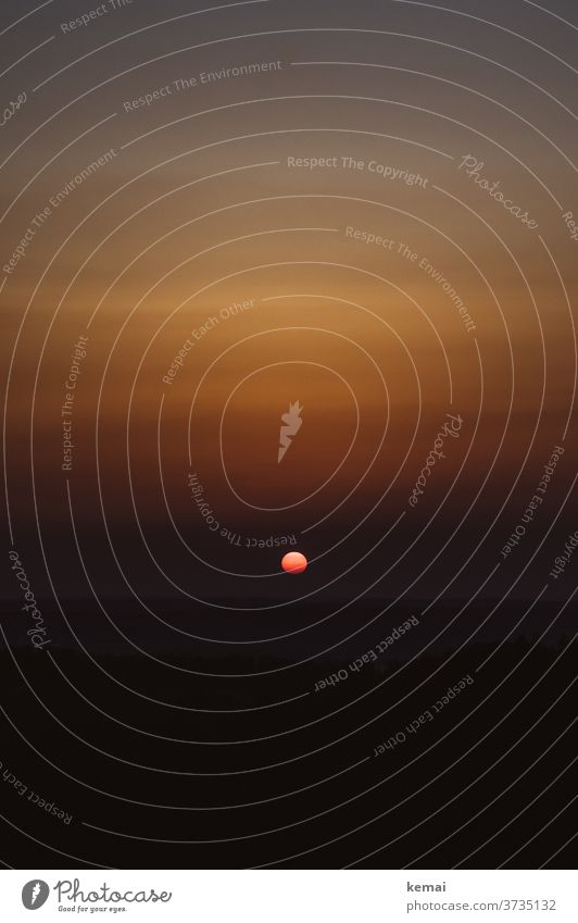 Sonne am Horizont, Sonnenuntergang Abend abends warm Farbenspiel orange Farbtöne schön Naturschönheit Naturmystik Sonnenball Dämmerung Sonnenlicht Himmel