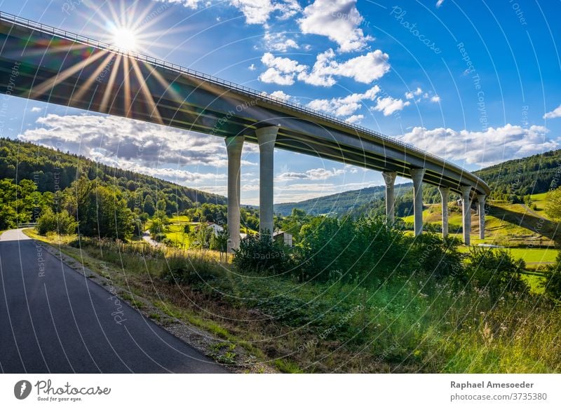 Blick von unten auf die Sinntalbrücke an einem sonnigen Sommertag abutment Bogen Architektur blau Brücke Gebäude Buchse Zement Wolken Beton Kurve Tag Fußweg