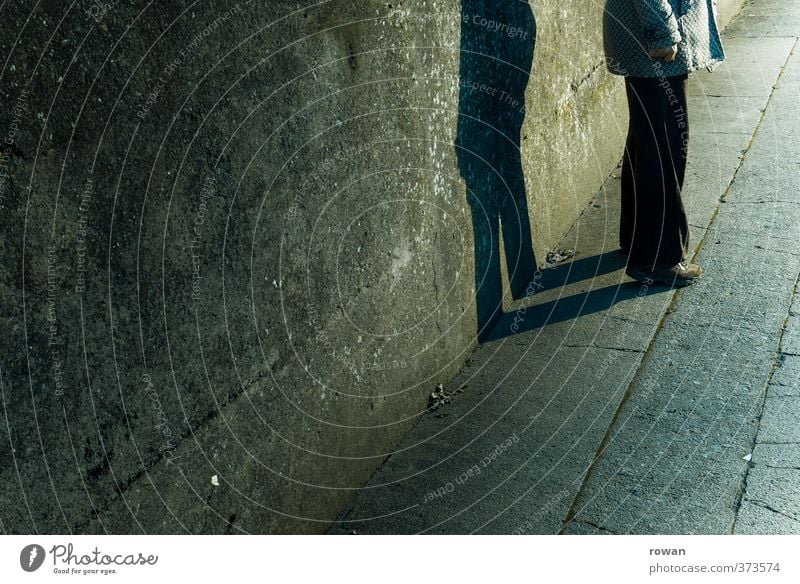 wandschatten Mensch feminin Junge Frau Jugendliche Erwachsene 1 Mauer Wand stehen bedrohlich dunkel gruselig kalt trist Stadt Einsamkeit Angst Mantel Schatten