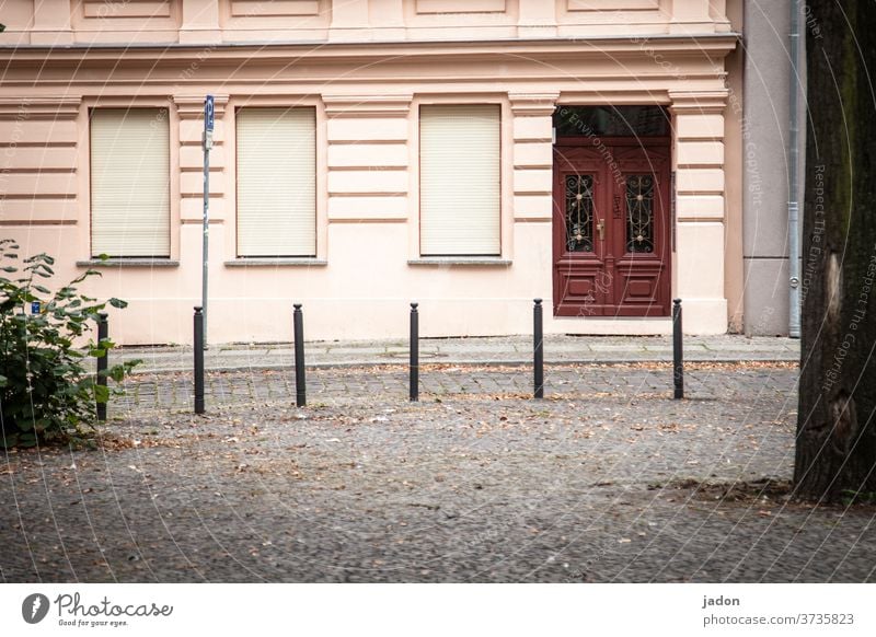 aufstellung. Fassade Fenster Tür geschlossen Rollladen Pfosten Menschenleer Außenaufnahme Wand Gebäude Tag Textfreiraum unten Stadt Busch Pflastersteine