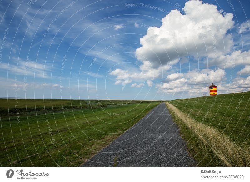 Der Pilsumer Leuchtturm auf dem Nordseedeich, ein Wahrzeichen an der ostfriesischen Küste. Meer Himmel Natur Außenaufnahme Deich Landschaft Ostfriesland