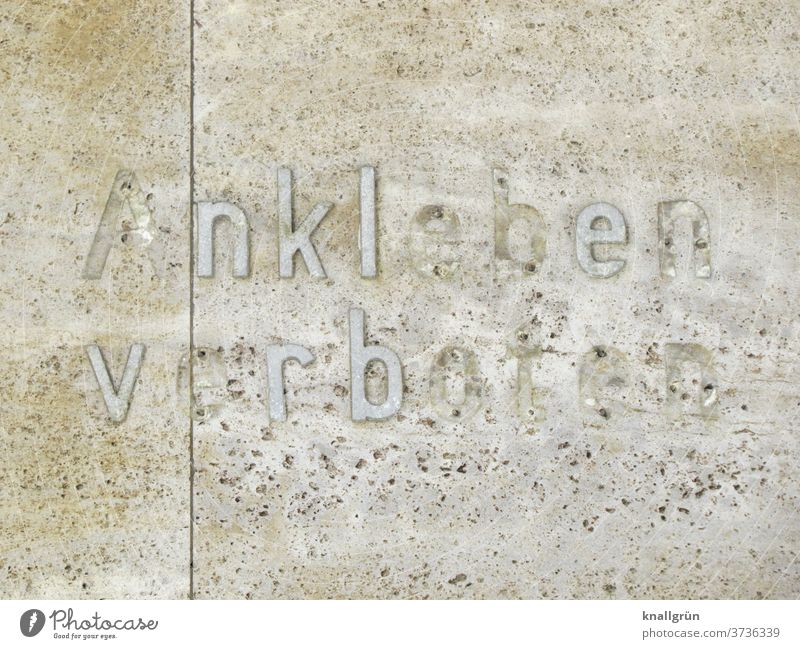 Ankleben verboten Verbote Buchstaben kaputt Wand Fassade Mauer Schriftzeichen Außenaufnahme Farbfoto Menschenleer Tag Gedeckte Farben alt Gebäude Verfall Wort