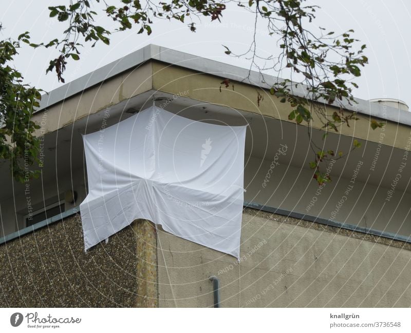 Improvisierter Sichtschutz an einem Eckbalkon Laken Schutz Improvisation Strukturen & Formen Tag Licht & Schatten Balkon Flachdach Hausecke Obergeschoß Beton