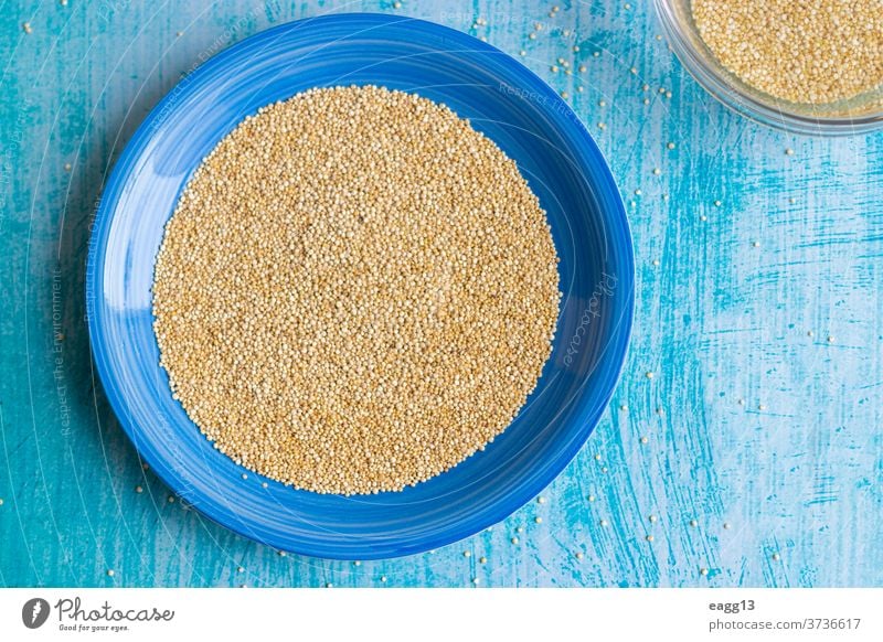 Ungekochte Quinoa-Körner innerhalb der blauen Platte Vorbereitung Hintergrund Bohnen beige Schalen & Schüsseln Zusammensetzung Koch Küche kulinarisch dekorieren