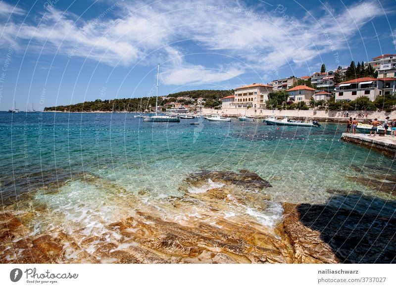 Hvar Kroatien Meer Außenaufnahme Farbfoto blau Bucht Küste Felsen Sommer Wasser Landschaft Transport Himmel Blau Meereslandschaft Haus Hafen Steine im Wasser